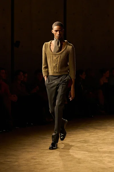 Look 16